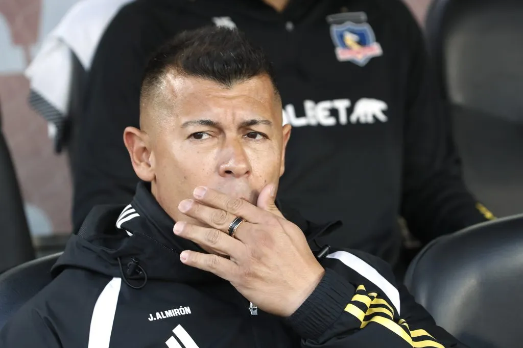 Jorge Almirón en la banca de Colo Colo. (Foto: Photosport)