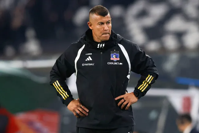 Jorge Almirón sigue sumando bajas en Colo Colo. Imagen: Felipe Zanca/Photosport