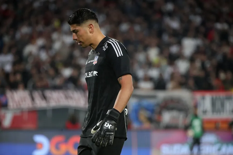 Brayan Cortés recibe el castigo tras ser expulsado en el duelo entre Colo Colo vs Unión Española.Imagen: Jonnathan Oyarzun/Photosport