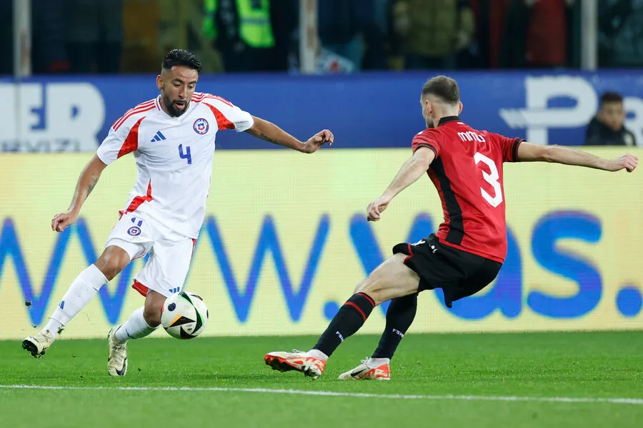 Mauricio Isla a la espera de convertirse en refuerzo de Colo Colo. Imagen: Matteo Ciambelli/Photosport