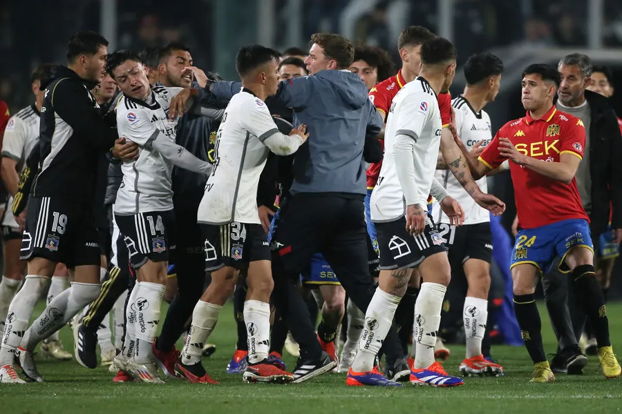 La pelea que terminó con las expulsiones de Brayan Cortés y Lucas Soto en Colo Colo. Imagen: Jonnathan Oyarzun/Photosport
