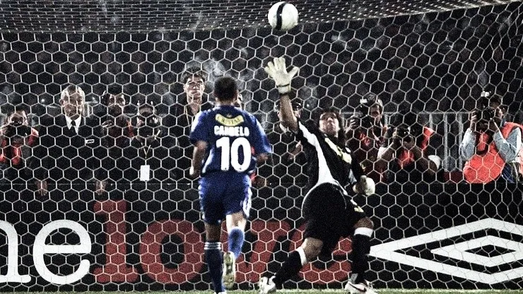 Una de las grandes tapadas de Claudio Bravo en Colo Colo se dio en 2006.Imagen: Archivo