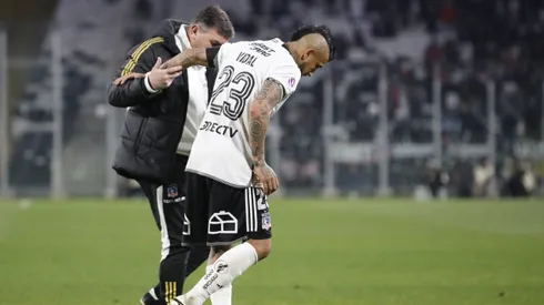Arturo Vidal salió lesionado en Colo Colo vs Unión Española.