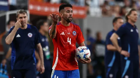 Mauricio Isla aún no llega a Colo Colo.