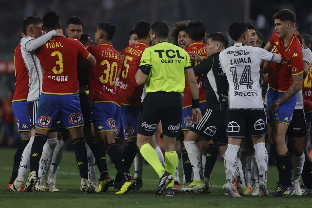 En Colo Colo lanzaron sus dardos contra el árbitro Diego Flores.