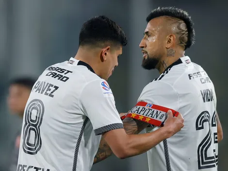 La particular jineta de capitán que lleva Arturo Vidal en Colo Colo