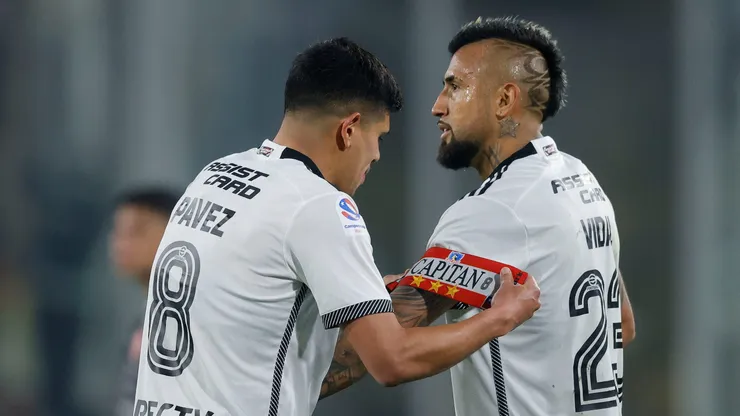 La particular jineta de capitán que lleva Arturo Vidal en Colo Colo