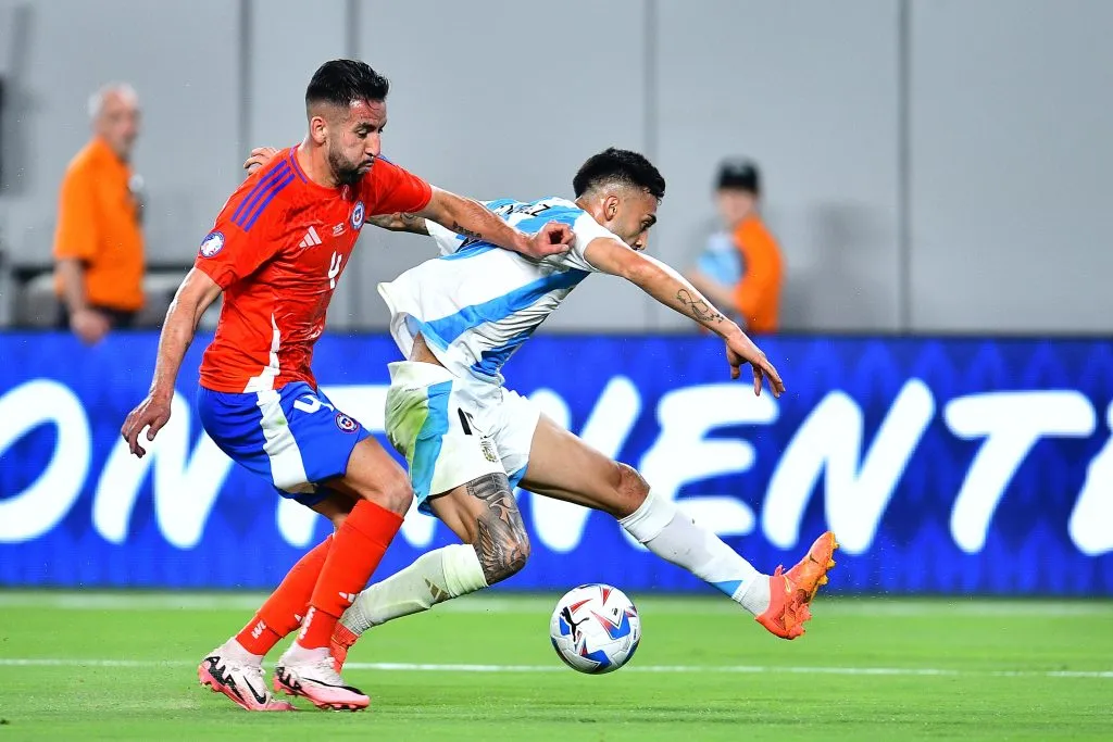 Mauricio Isla en el partido de Chile vs Argentina por Copa América. (Foto: Photosport)