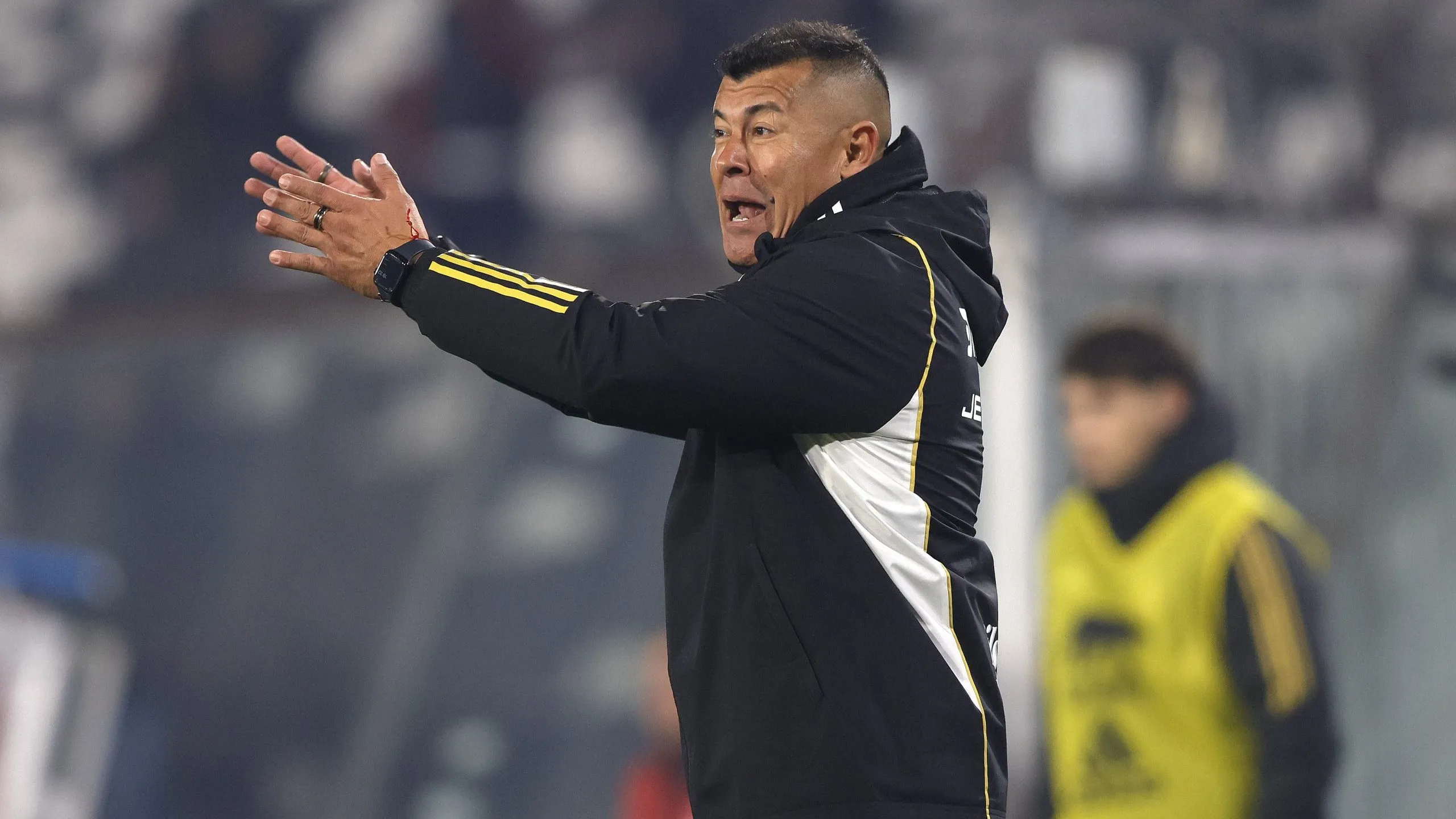 Jorge Almirón en el partido de Colo Colo vs Deportes Santa Cruz. (Foto: Photosport)
