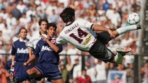 Jugaba de zaguero central, fue karateka y dejó su huella en Colo Colo y Unión Española.