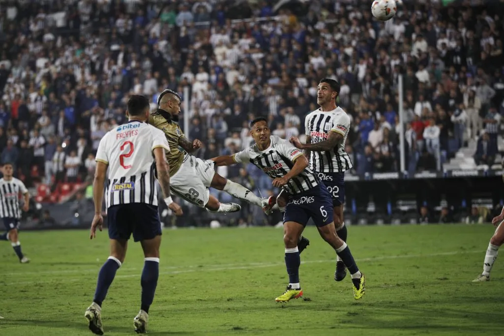 Arturo Vidal fue clave en la clasificación a octavos de Libertadores tras marcar un golazo ante Alianza Lima. 