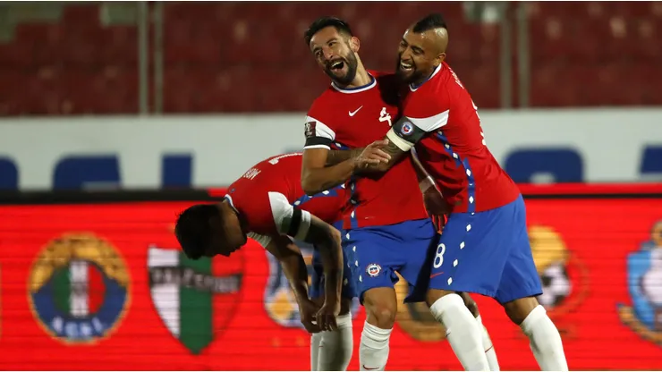 Mauricio Isla se acerca a Colo Colo. | Imagen: Photosport.