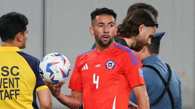 Colo Colo da un gran paso por Mauricio Isla.