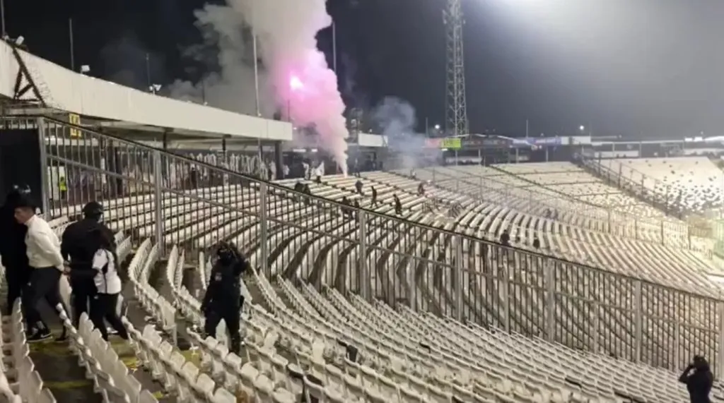 Hinchas de Colo Colo producen nuevos incidentes en el Monumental.