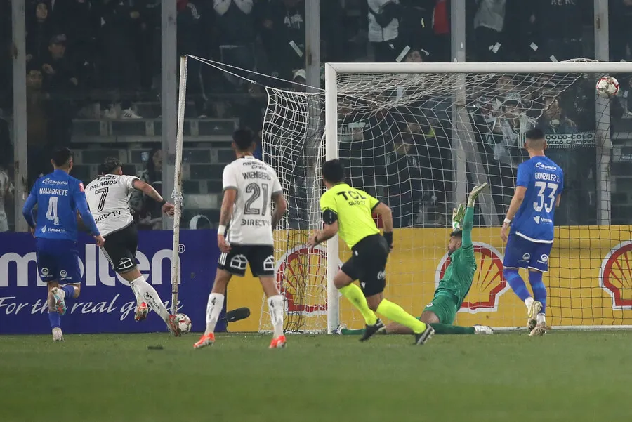 Carlos Palacios abrió la cuenta para Colo Colo ante Santa Cruz por Copa Chile. Imagen: Dragomir Yankovic/Photosport