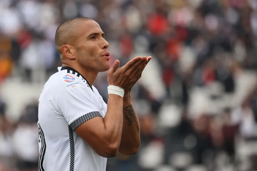 Leandro Benegas puede estar viviendo sus últimos días en Colo Colo. Imagen: Dragomir Yankovic/Photosport