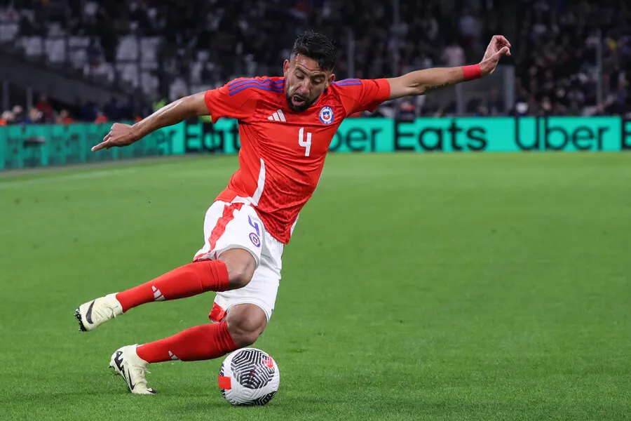 Mauricio Isla le pone exigencias a Colo Colo. Imagen: Manu Blondeau/AOP/SIPA/PHOTOSPORT