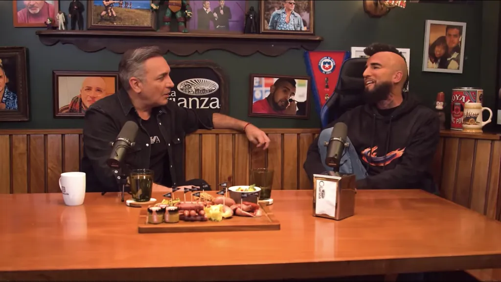 Stefan Kramer imitando a Arturo Vidal. (Foto: Captura)