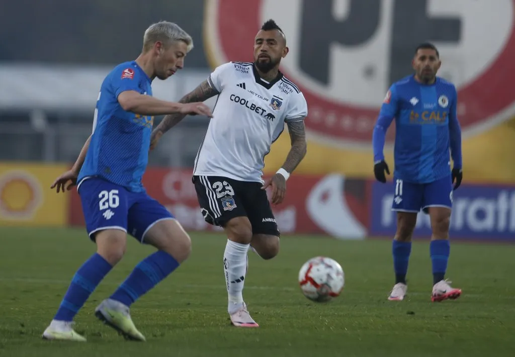 El gesto de Vidal en el estadio La Granja de Curicó | Foto: Photosport