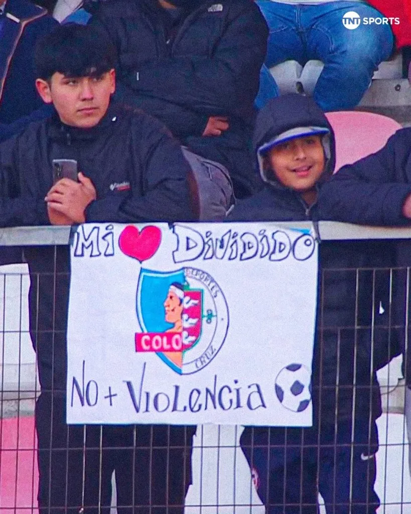 Viralizada imagen de hinchas de Colo Colo y Deportes Santa Cruz. (Foto: @TNTSportsCL)