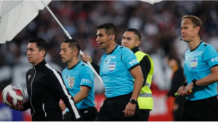 Los árbitros para el duelo entre Colo Colo vs Santa Cruz por la ida de Copa Chile.