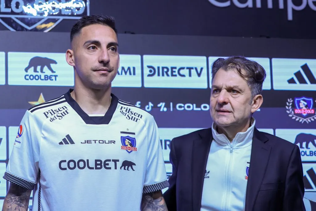 Javier Correa siendo presentado en Colo Colo
