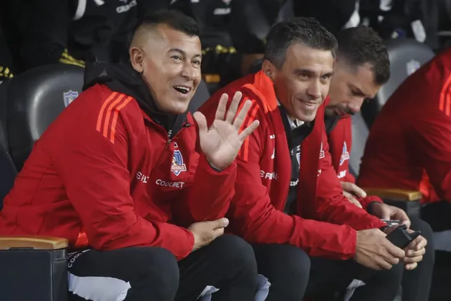 Jorge Almirón debe estar atento con la regla de máximo de cinco extranjeros permitidos en la cancha | Foto: Photosport