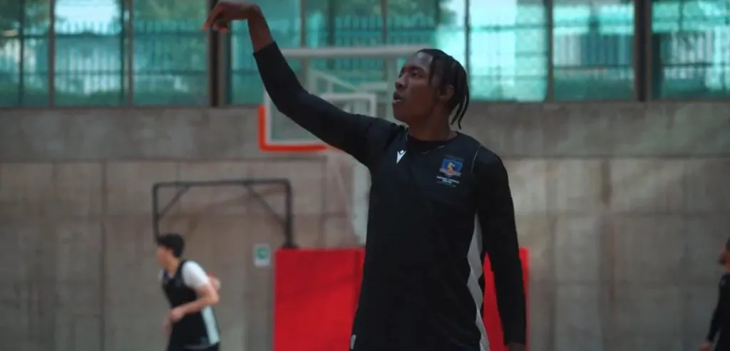 Santiago Serna con la camiseta de Colo Colo