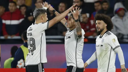 Carlos Palacios le presta ropa a Guillermo Paiva tras su penal fallado en Colo Colo.