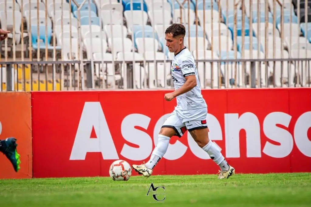 Enzo Riquelme regresó anticipadamente de su préstamo en San Marcos de Arica y luchará por un lugar en el primer equipo. 