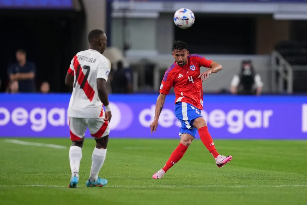Mauricio Isla en el partido de Chile vs Perú por Copa América. (Foto: Getty Images)