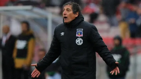 Mario Salas con el buso de Colo Colo