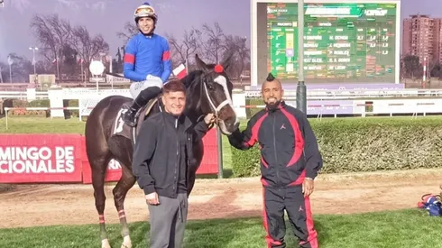 Gil y Vidal con el ejemplar "Con Compañía"