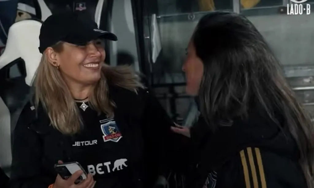 Kennia pudo conversar con la DT alba, Tatiele Silveira, en plena cancha del Monumental