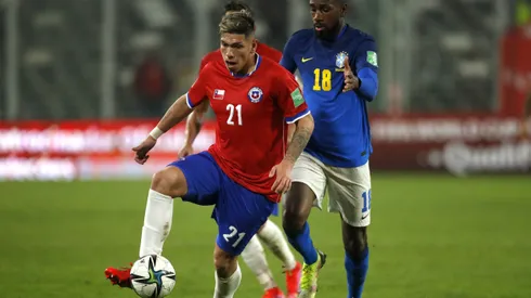 Carlos Palacios jugando por la Selección en 2021