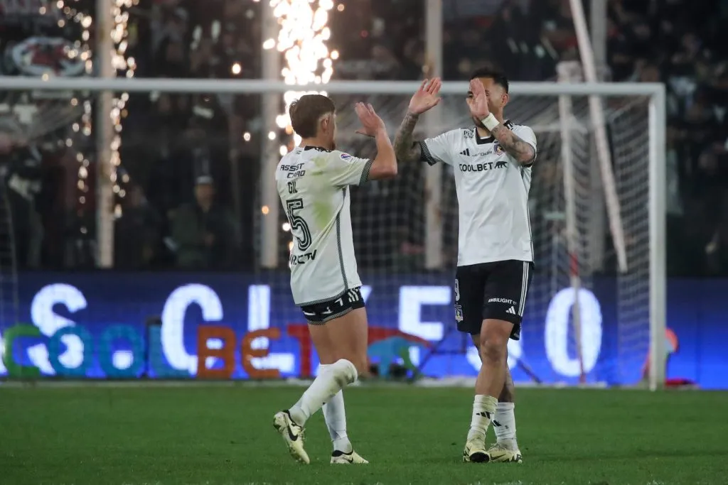 Javier Correa celebrando el triunfo con Leonardo Gil. (Foto: Photosport)