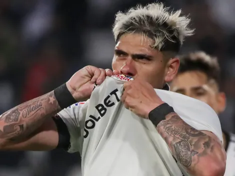 Con beso a la insignia: El festejo colocolino de Carlos Palacios