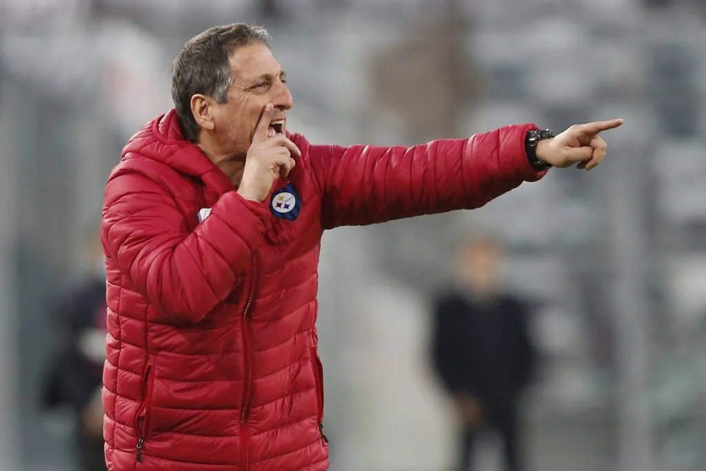 Mario Salas en su único partido dirigiendo en el Monumental tras salir de Colo Colo