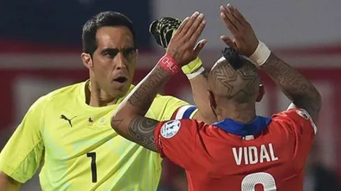 Claudio Bravo y Arturo Vidal con la Selección Chilena.