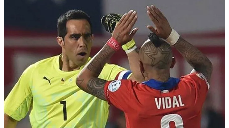 Claudio Bravo y Arturo Vidal con la Selección Chilena.