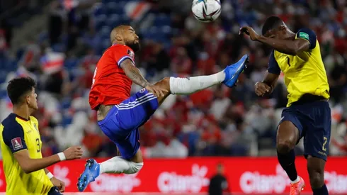 Arturo Vidal vio la Roja ante Ecuador por una violenta patada.