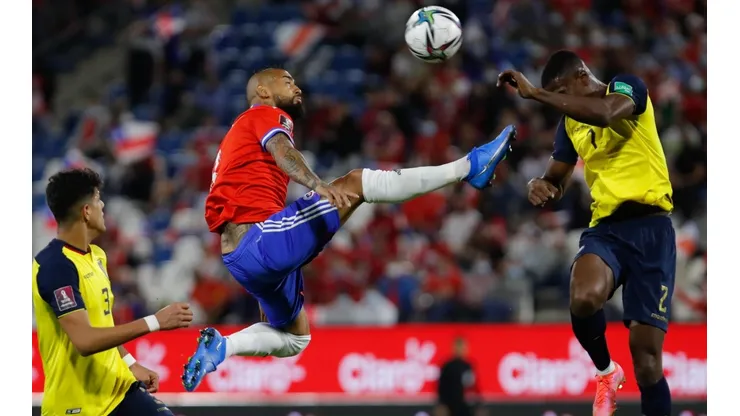 Arturo Vidal vio la Roja ante Ecuador por una violenta patada.