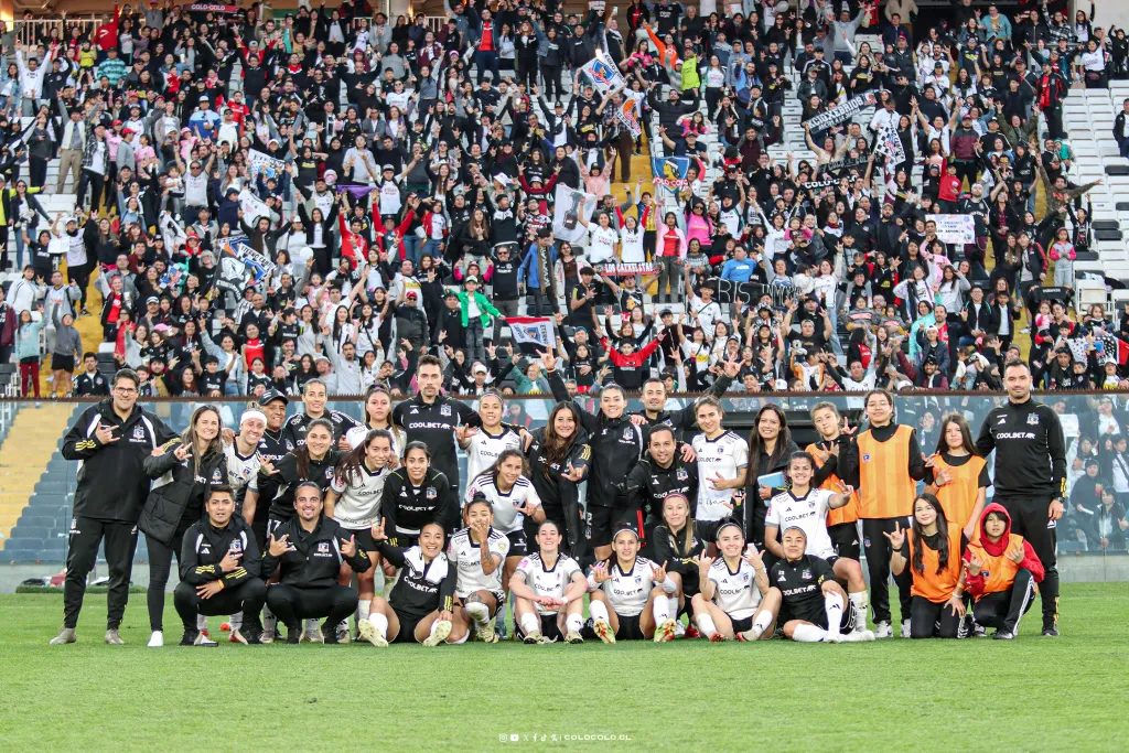 Las Albas con los hinchas que asistieron el domingo al Monumental | Foto: Colo Colo