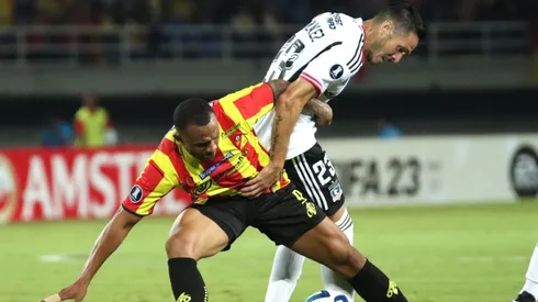 Tabla: Colo Colo rescata un empate en su visita a Colombia.