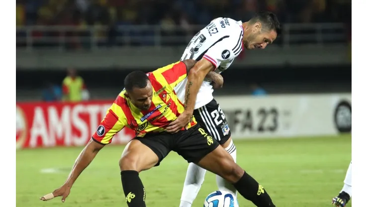 Tabla: Colo Colo rescata un empate en su visita a Colombia.