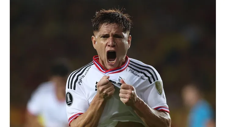 Video: Gil adelanta a Colo Colo en Colombia.