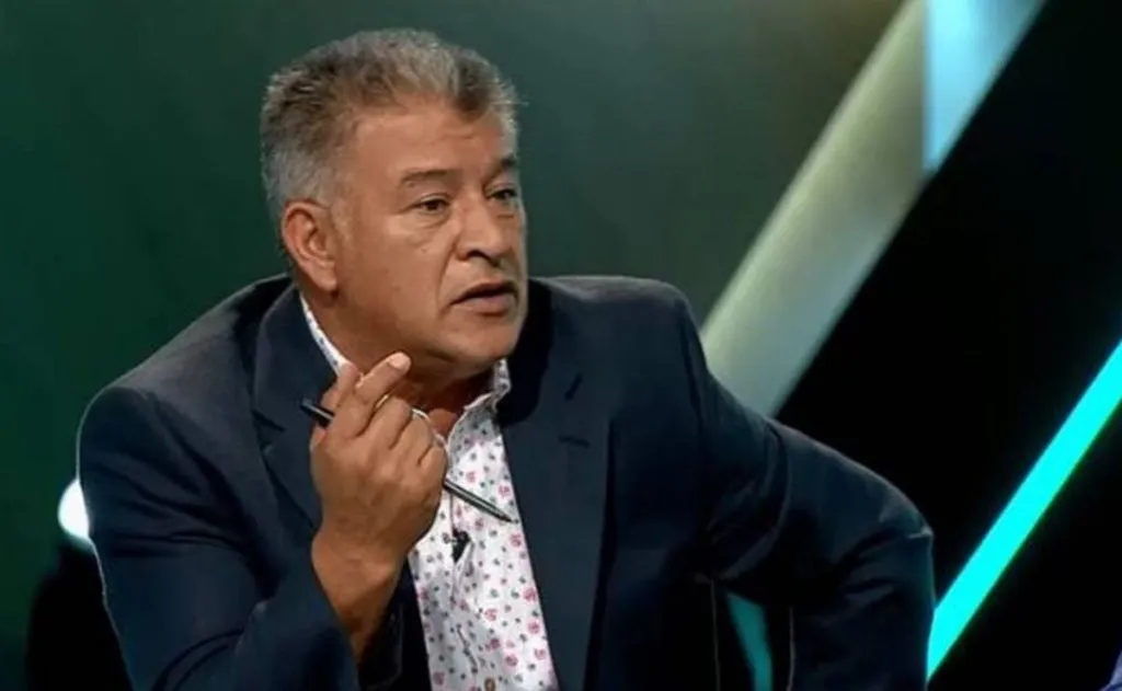 Claudio Borghi mira con preocupación a Colo Colo.
