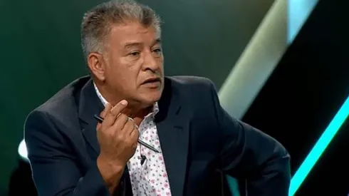 Claudio Borghi mira con preocupación a Colo Colo.