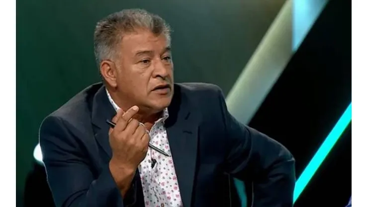 Claudio Borghi mira con preocupación a Colo Colo.