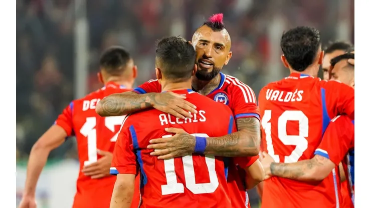 Vidal y Alexis estallan por el estado de la cancha del Monumental.